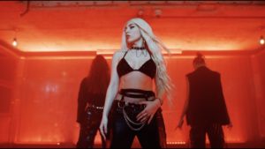 Ava Max veröffentlicht elektrisierendes Musikvideo zur Singlt „My Head & My Heart“