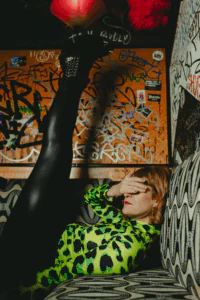 „Wisch Wisch“ ist die kraftvolle Debüt-Single von CARUS – ein eindringlicher Weckruf gegen Stillstand, Verdrängung und bequeme Wahrheiten.