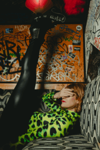 „Wisch Wisch“ ist die kraftvolle Debüt-Single von CARUS – ein eindringlicher Weckruf gegen Stillstand, Verdrängung und bequeme Wahrheiten.